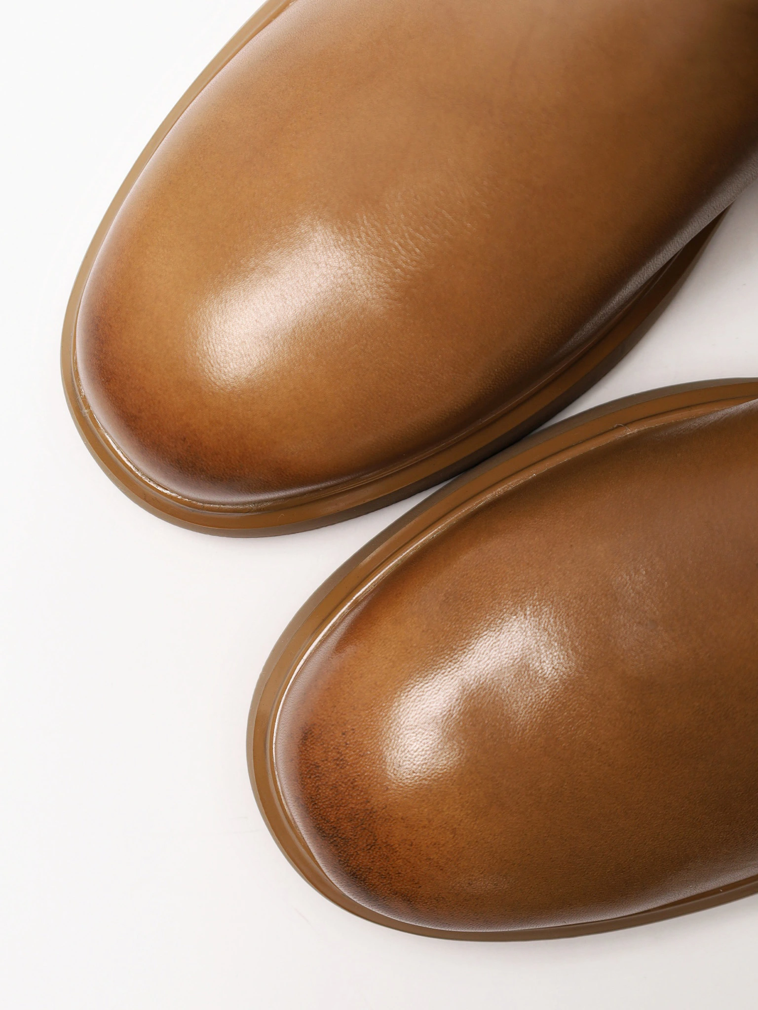 Ботинки светло-коричневого цвета на среднем каблуке